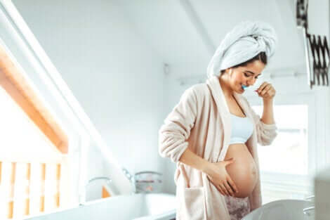 Une femme enceinte.