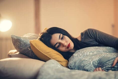 Une femme triste séparée de sa famille.