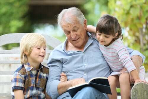 Un grand-père lisant à ses petits enfants.