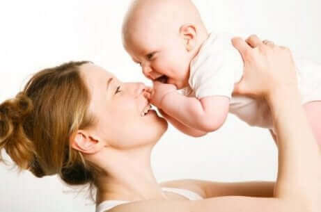 Le développement affectif d'une maman et son bébé.
