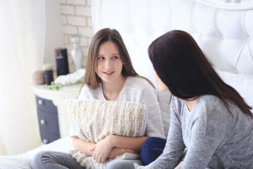 Une mère qui parle à sa fille adolescente des comportements sexuels.
