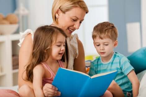 Une mère qui lit un livre à ses enfants.