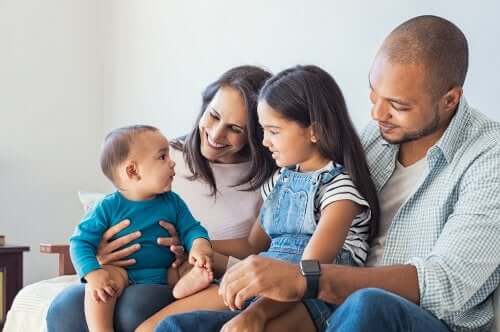 Des parents avec leurs enfants.