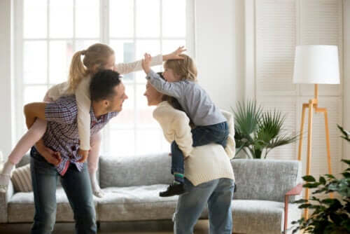 Des parents qui jouent avec leurs enfants.