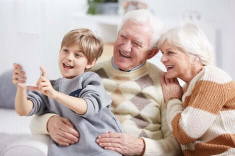 Un selfie d'un petit garçon avec ses grands-parents.