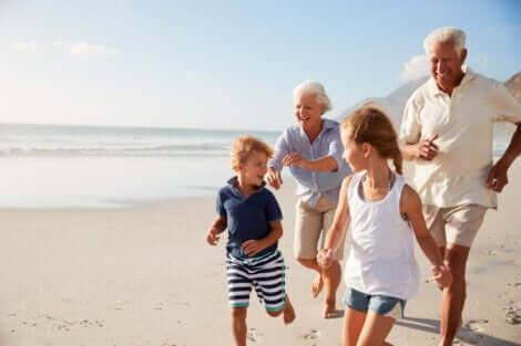 Des petits-enfants avec leurs grands-parents.