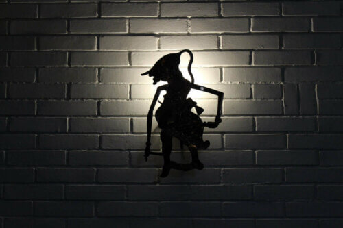 La silhouette d'une sorcière en théâtre d'ombres.