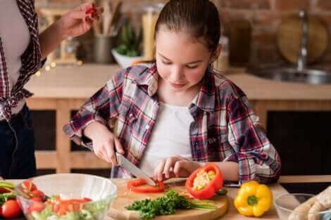 Une jeune fille cuisinant.