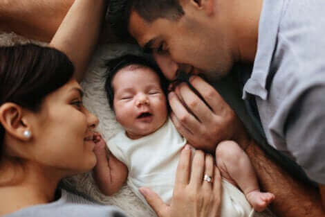 Des parents avec leur bébé.