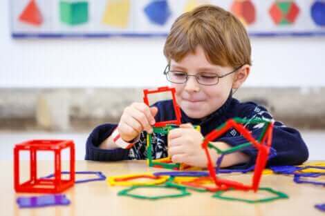 Un enfant jouant à un jeu logique.