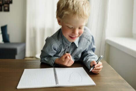 Un enfant gaucher dessinant.