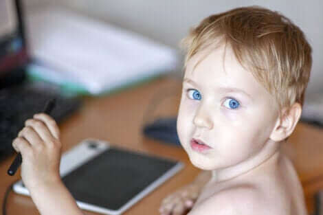 Un enfant gaucher sur une tablette.