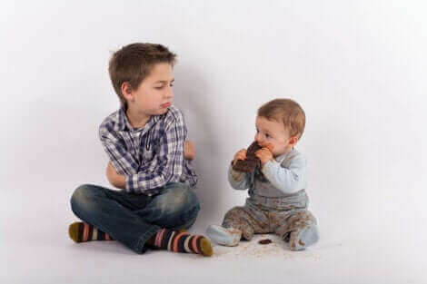 Deux enfants côte à côte.