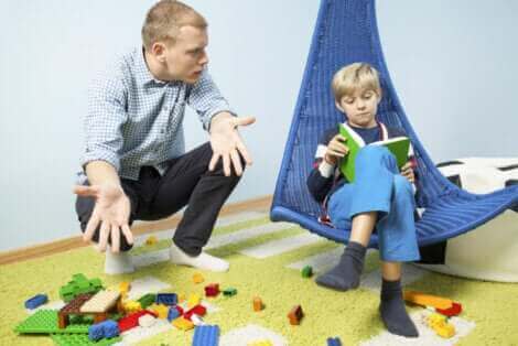 Un père et son fils rangeant les jouets.