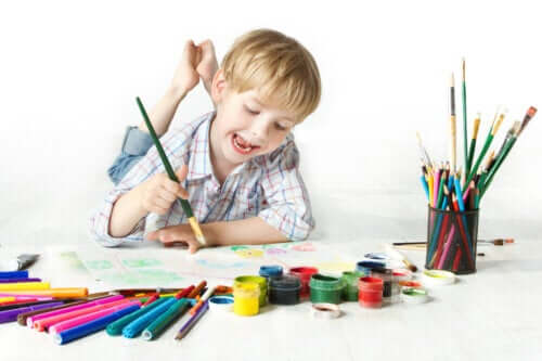 Un enfant qui peint dessine et colorie.