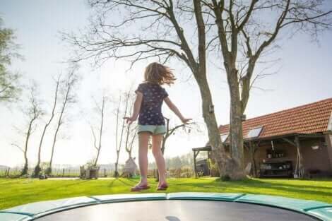 Un enfant sur un trampoline