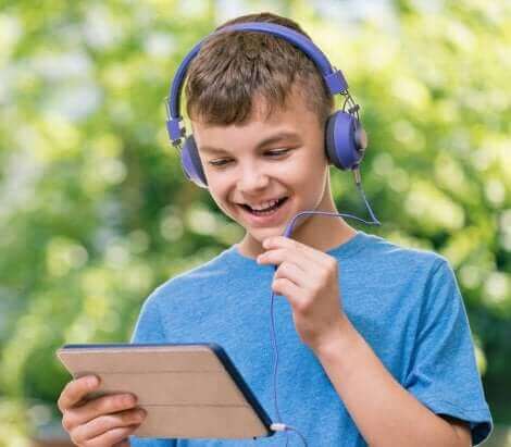 Un enfant travaillant sur une tablette.