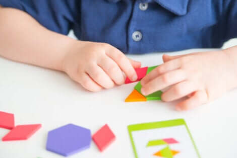 Un enfant qui joue au tangram.
