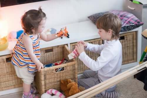 Des enfants qui rangent les jouets.
