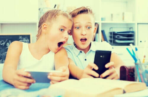 Deux enfants qui regardent des vidéos sur Youtube.