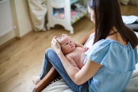 Une maman et son bébé.