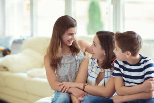 Une maman parle à ses enfants heureux qui obéissent aux consignes.