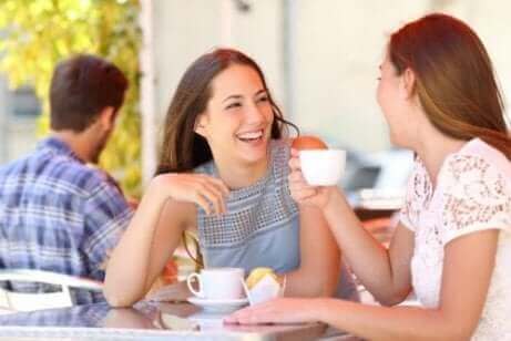 Une mère et sa fille buvant un café.