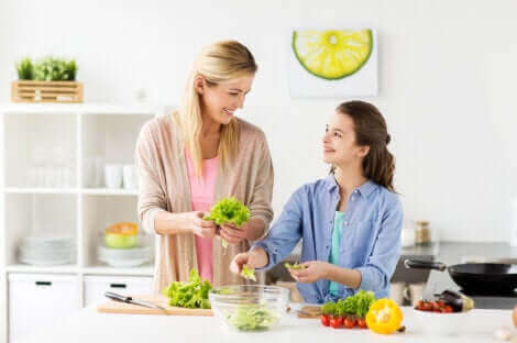 Une mère et sa fille cuisinant.