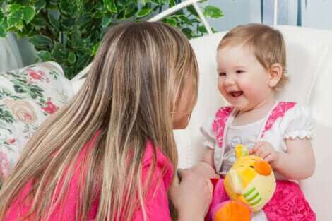 Une mère discutant avec sa fille.