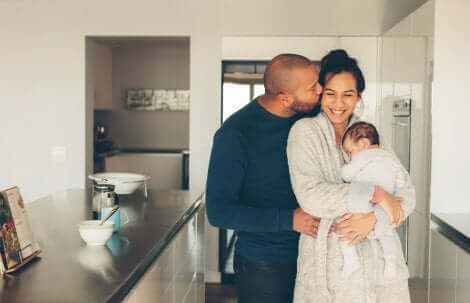 Une famille dans la cuisine.