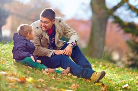 Un père qui parle avec son fils au parc.