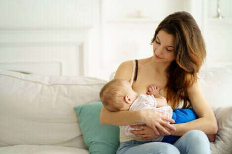 Une femme allaitant un bébé.