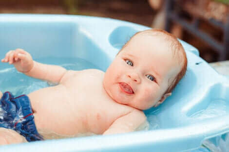 Un bébé dans sa baignoire.