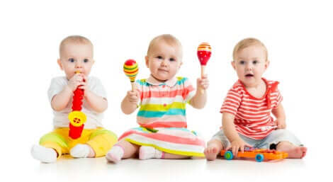 3 bébés avec des objets musicaux.