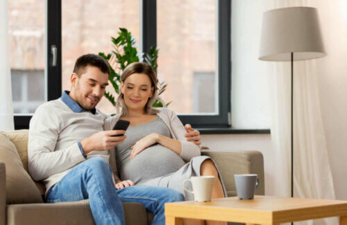 Un couple recherche le nom de leur bébé.