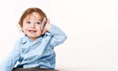 Un enfant parlant au téléphone.
