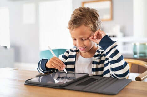 Un enfant étudiant sur une tablette.