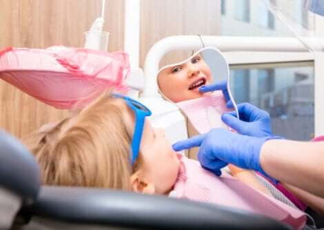 Un enfant chez le dentiste. 