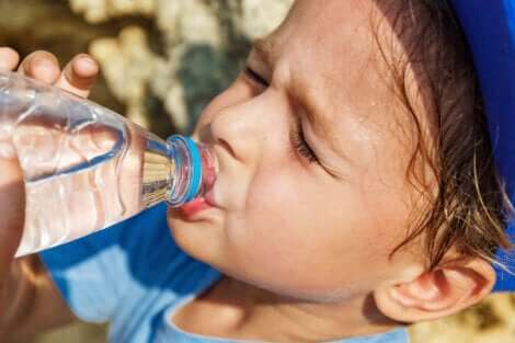 Un enfant qui boit de l'eau.