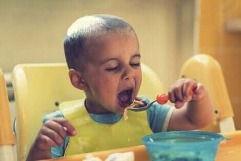 Un enfant mangeant avec une cuillère.