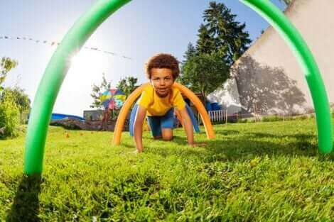 Un enfant faisant un parcours d'obstacle.