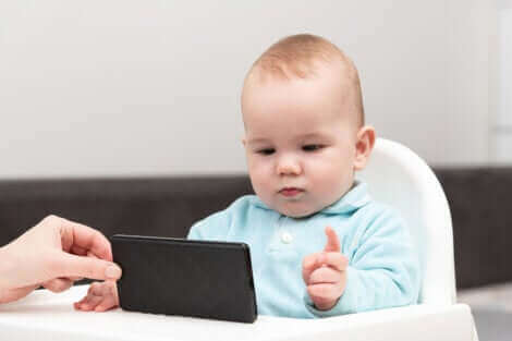 Un bébé regardant un smartphone.