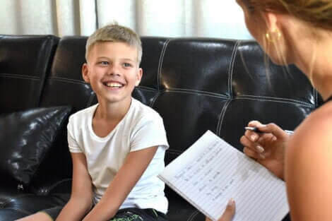 Un enfant avec une psychologue.