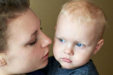 Un enfant triste avec sa mère.