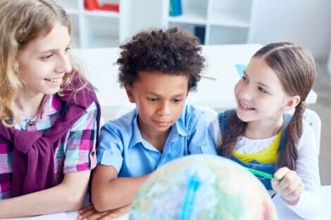 Enfants en classe qui regardent un globe terrestre. 