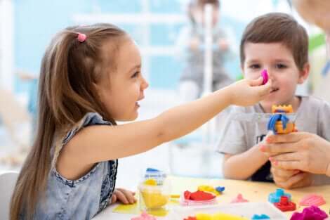 Deux enfants qui jouent à la pâte à modeler. 