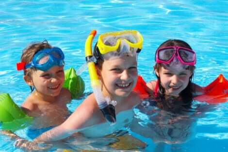 Trois enfants dans une piscine. 