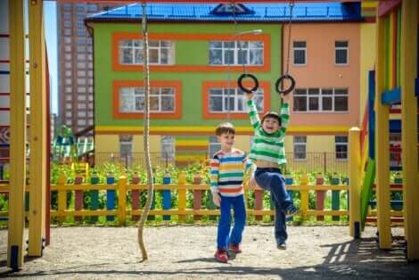 Deux enfants qui jouent à la balançoire dans un parc.