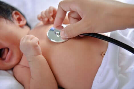 L'examen du bébé.