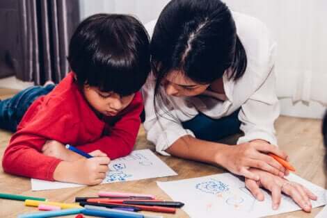 Un enfant qui dessine.